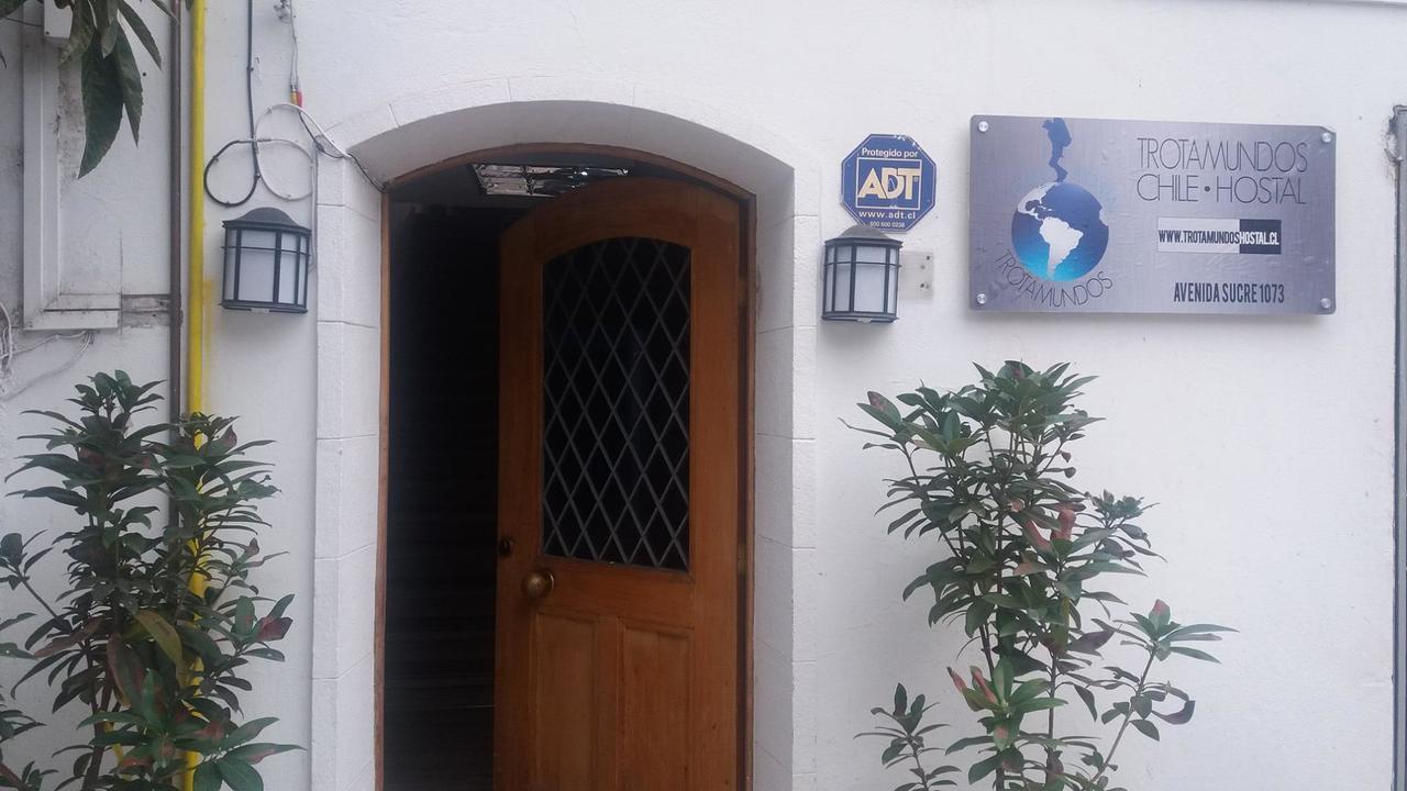Trotamundos Hostal Santiago Exterior photo